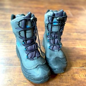 COLUMBIA- super light weight waterproof hiking boots ⭐️ ⭐️ mismatched pair